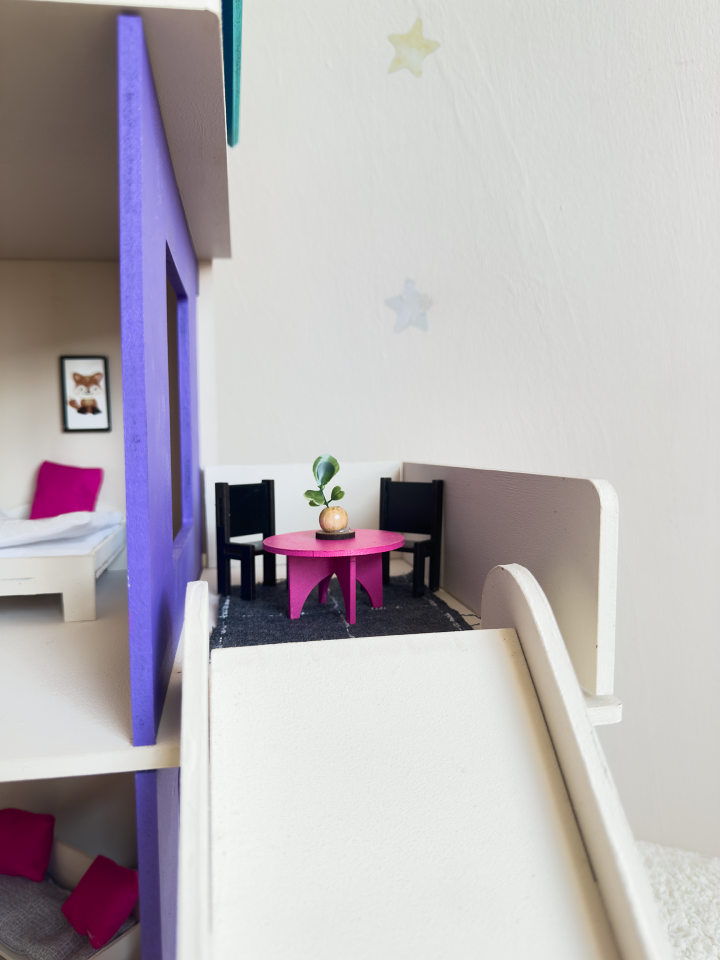 Büyük Renkli Oyun Evi – Balkonlu Ahşap Çocuk Oyun Evi